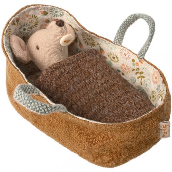 maileg - Baby mouse in carrycot 01