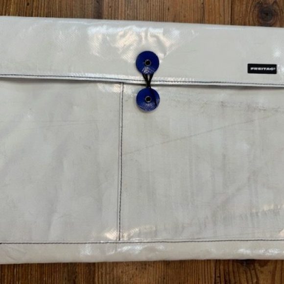 Freitag F421 - SLEEVE FOR LAPTOP 15“/16“