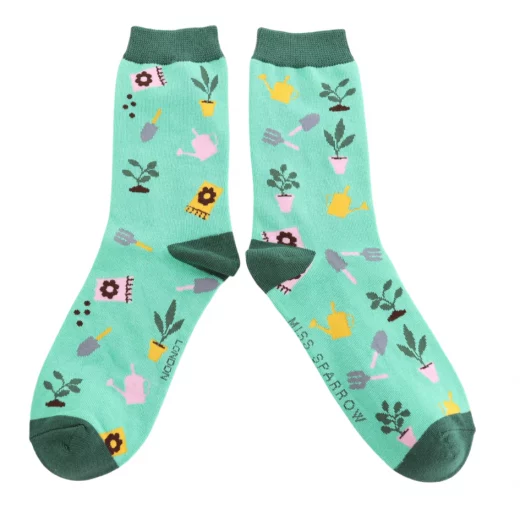 miss-sparrow-socken-bamboo-in-the-allotment-green